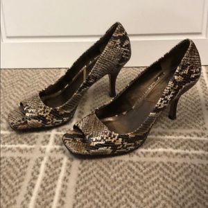 Snakeskin Tahari peep toe heels size 7.5